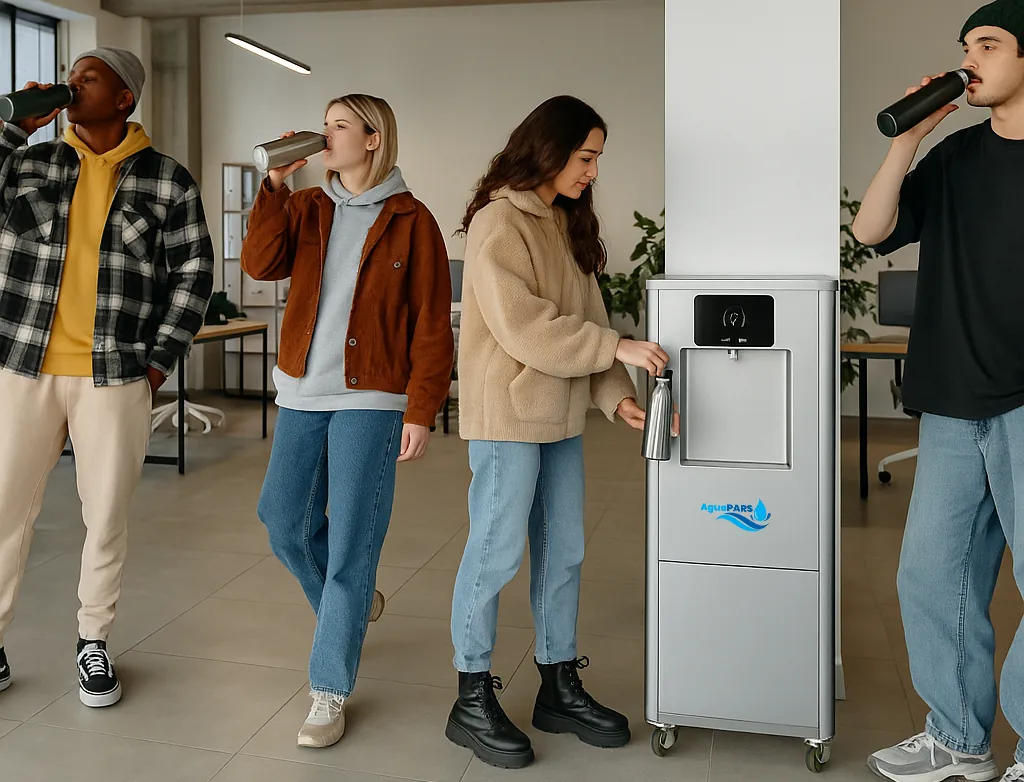 Grupo de personas bebiendo agua de un generador AguaPARS MISTRAL en un espacio de trabajo